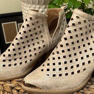 WOMEN’S BOOTIES * LEATHER * BRAND NEW * SIZE 8 *